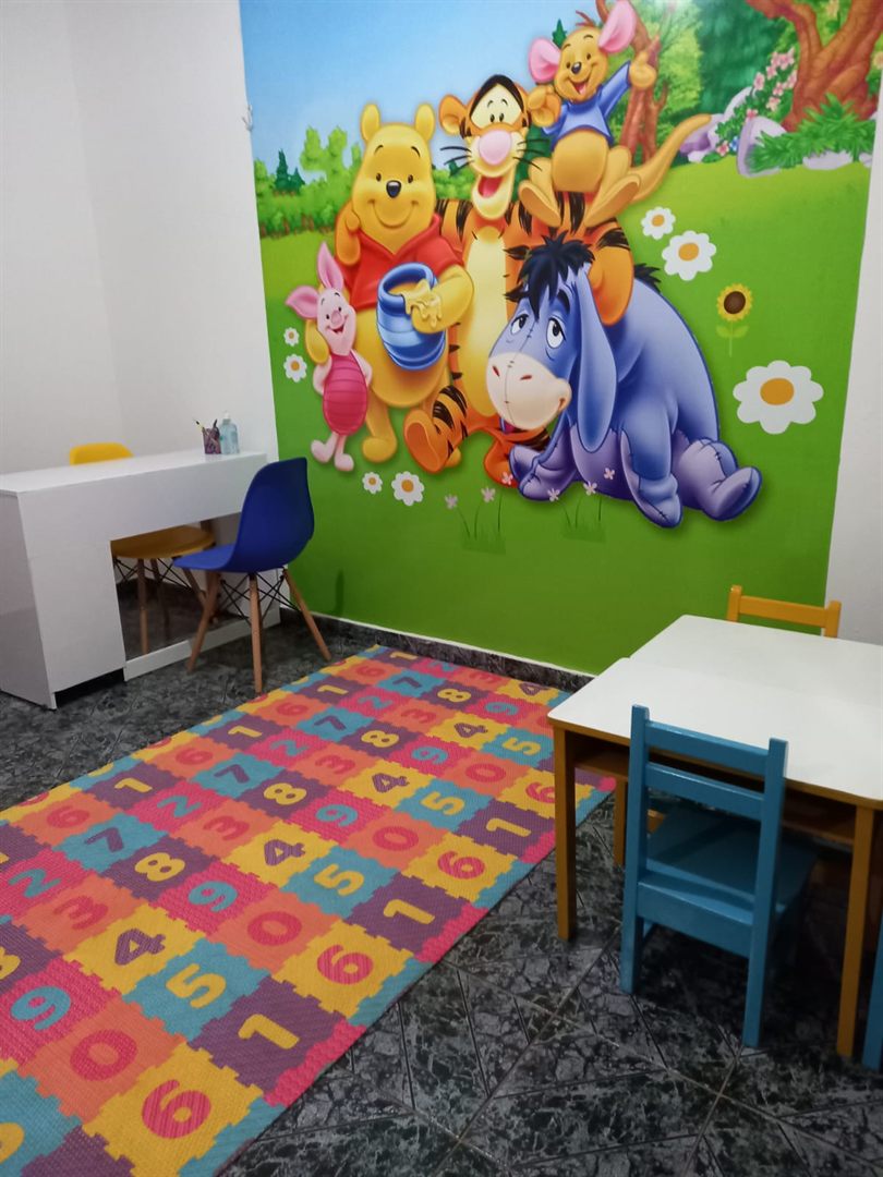 Sala infantil com tapete de atividades e decoração lúdica